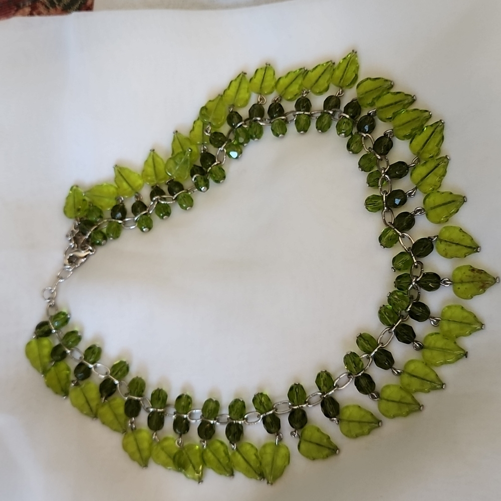 BEAUTIFUL PRE-OWNED JOAN RIVERS GREEN GLASS LEAF NECKLACE